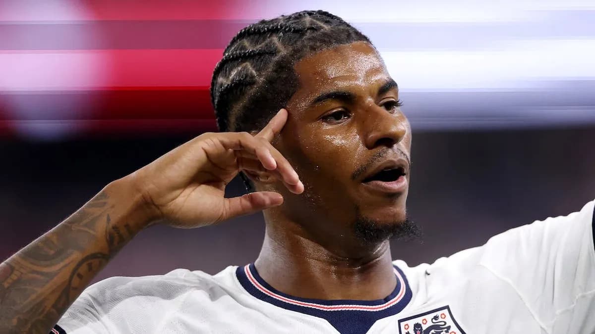 Jugador de Inglaterra celebrando en el campo