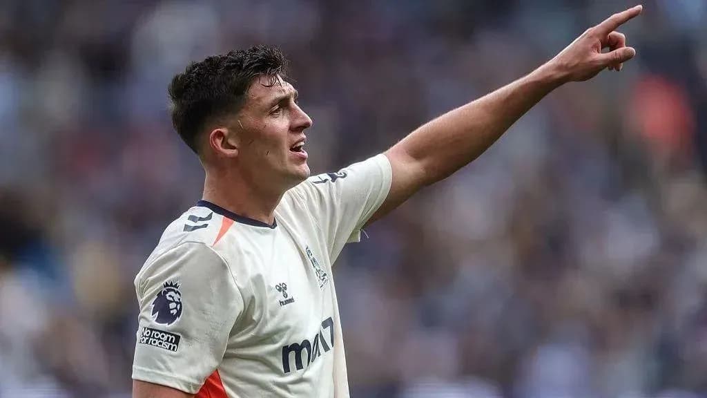 Jugador señalando durante un partido de fútbol