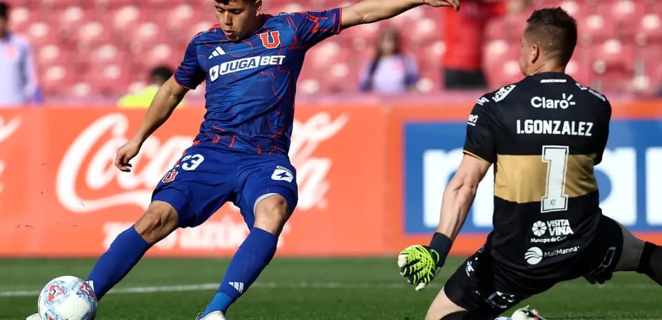 Jugador de Universidad de Chile chutando el balón