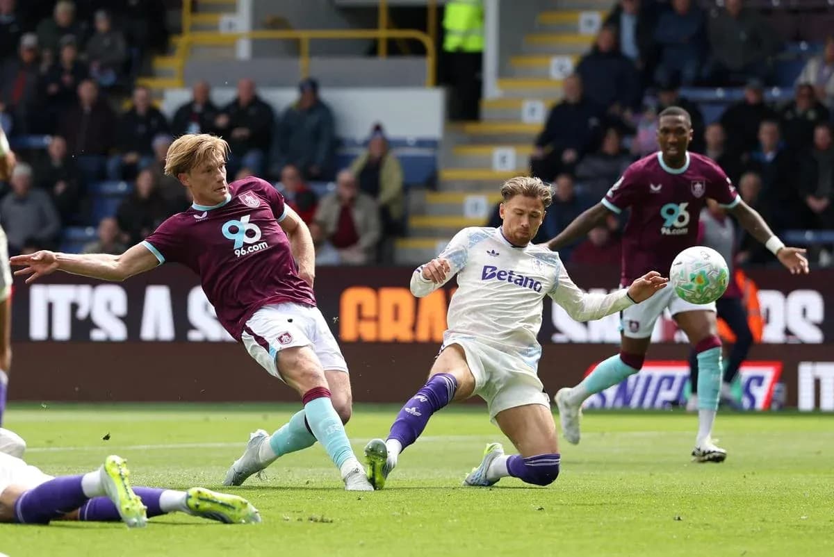 Jugadores de Burnley y Aston Villa en acción