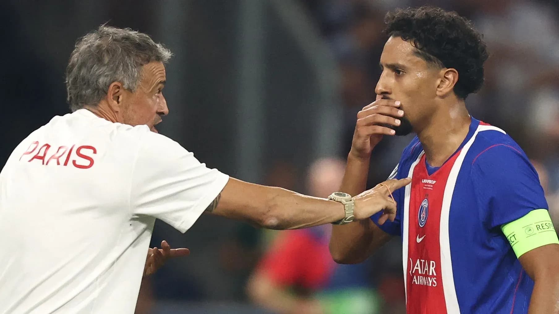 Entrenador hablando con jugador en el banquillo