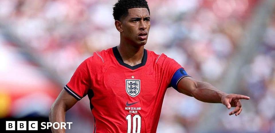 Jugador de Inglaterra señalando durante el partido
