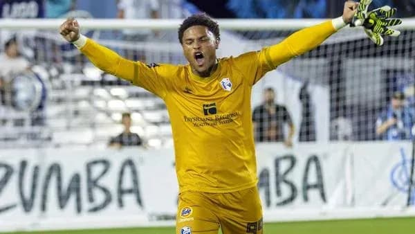 Portero celebrando una jugada durante el partido