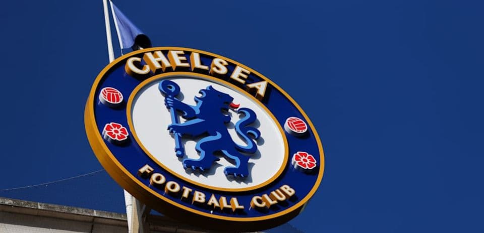 Logotipo del Chelsea Football Club en edificio