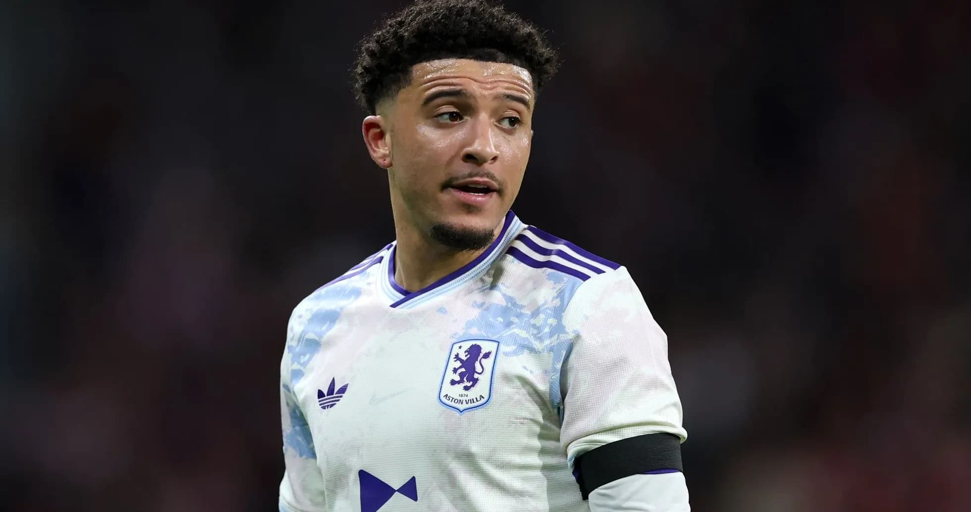 Jugador de Aston Villa en el campo durante partido