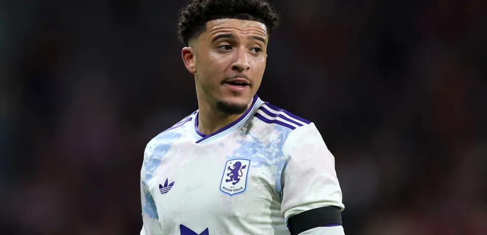 Jugador de Aston Villa en el campo durante partido