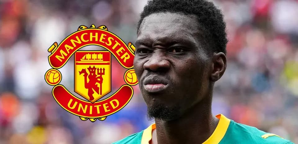 Jugador de fútbol con camiseta de portero y logo de Manchester United