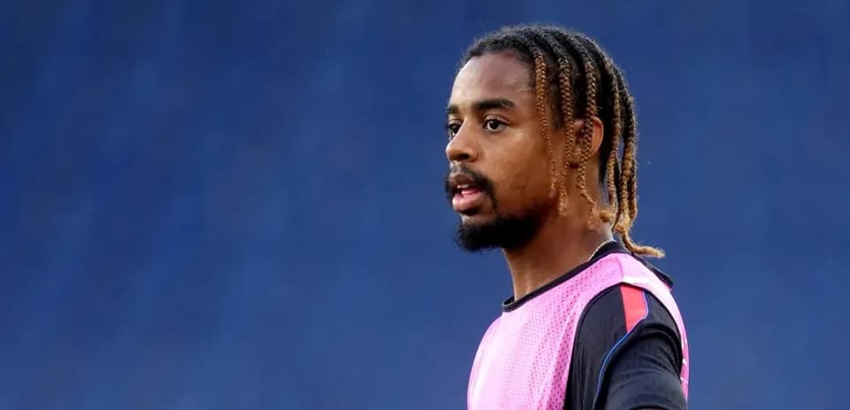 Jugador en entrenamiento con camiseta de calentamiento rosa