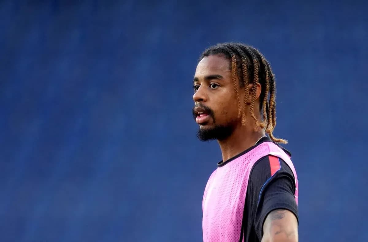 Jugador en entrenamiento con camiseta de calentamiento rosa