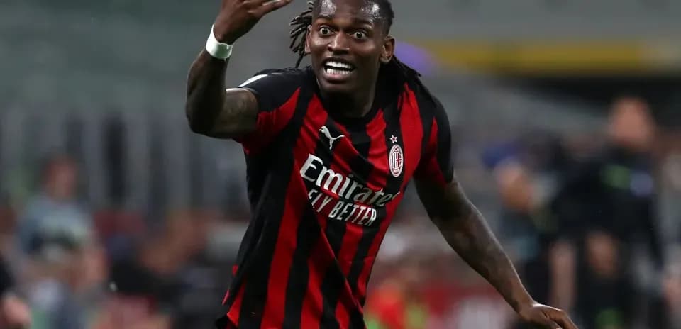 Jugador de AC Milan gesticulando en el campo
