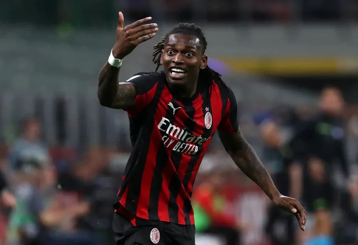 Jugador de AC Milan gesticulando en el campo