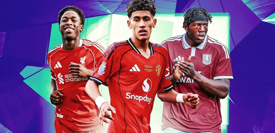 Tres jugadores de fútbol en uniformes de sus equipos