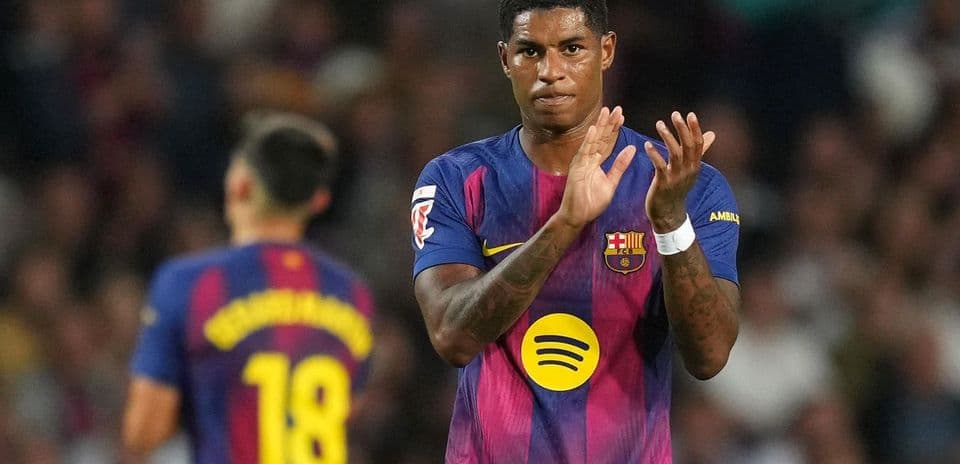 Jugador de Barcelona aplaudiendo en el campo