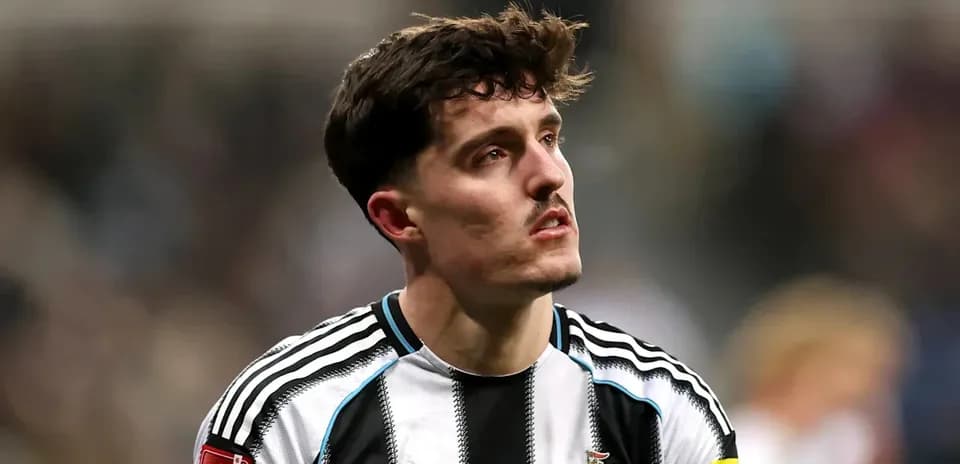 Jugador de Newcastle United con camiseta de rayas