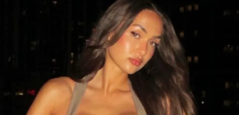 Mujer posando con cabello largo y suelto
