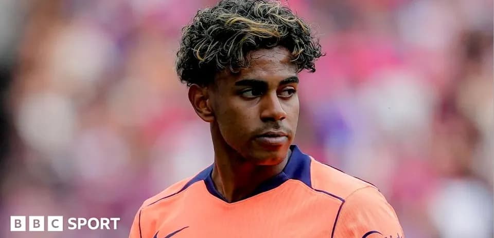 Jugador de Barcelona en uniforme naranja en el campo