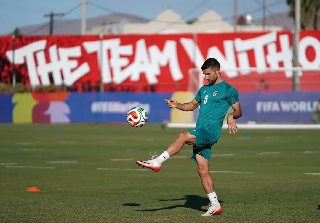 Jugador de Irán practicando en el campo