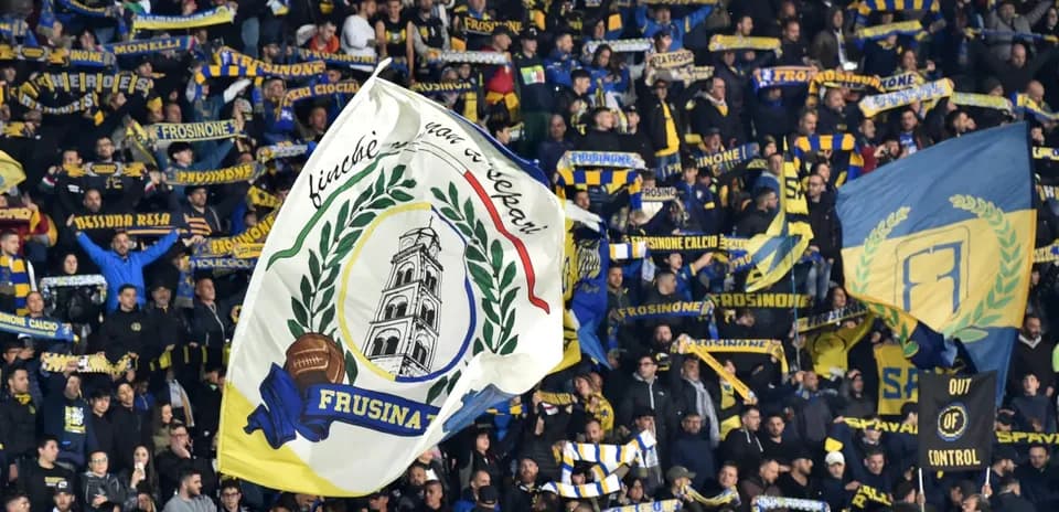 Aficionados de Frosinone animando en el estadio