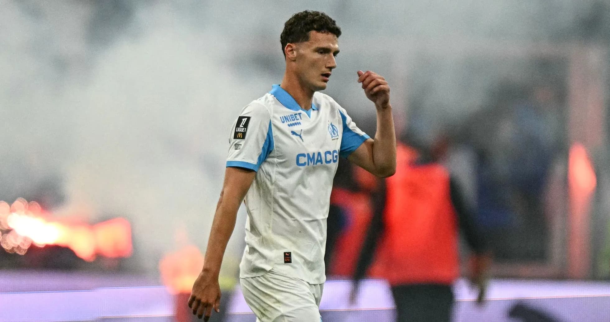 Jugador de Marsella caminando en medio de humo