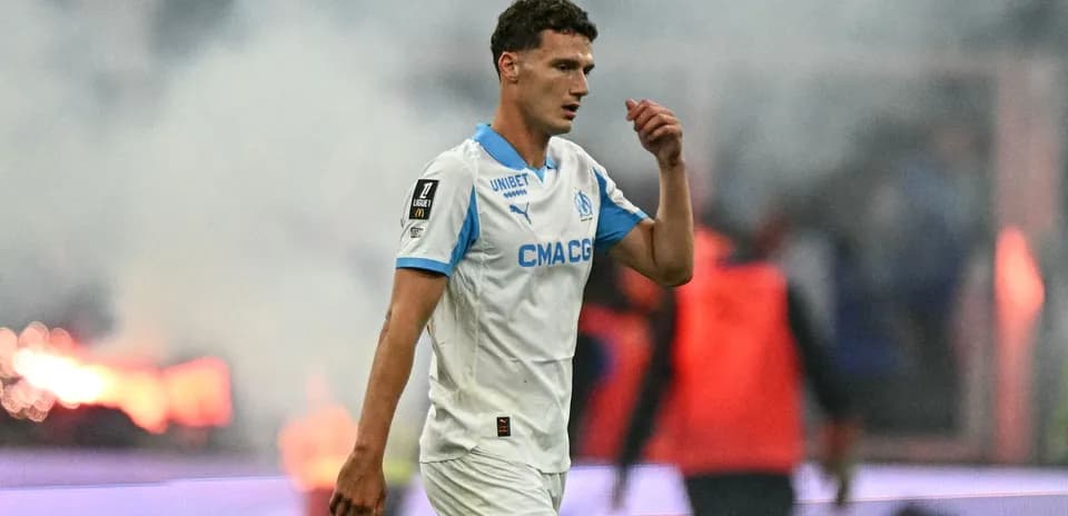 Jugador de Marsella caminando en medio de humo