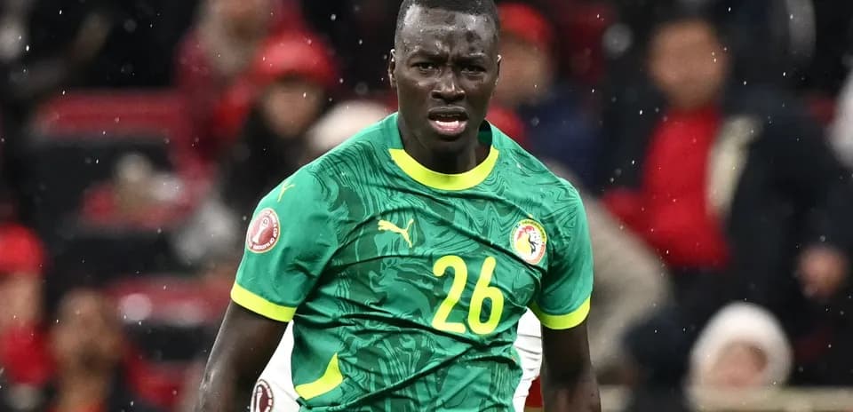 Jugador de Senegal con camiseta verde en acción