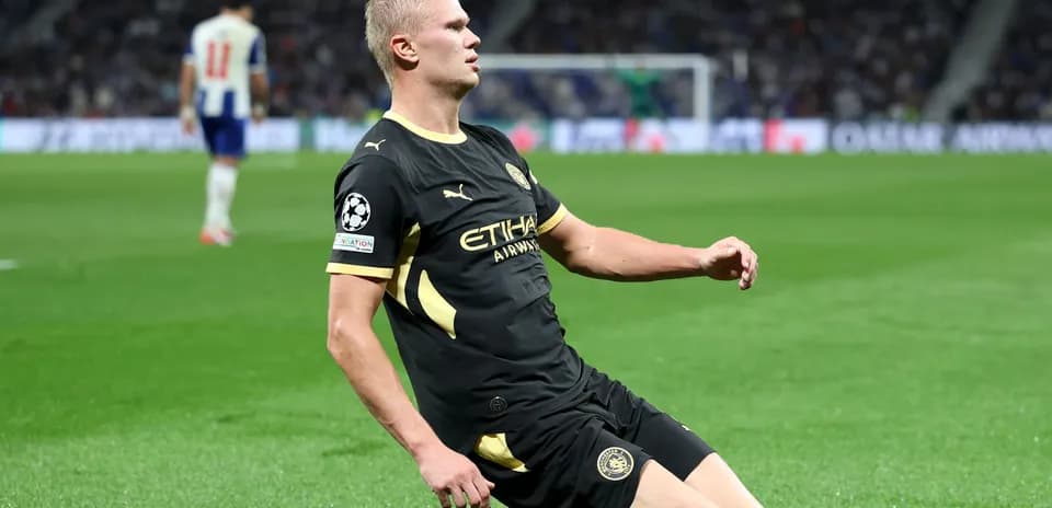 Jugador en el suelo durante un partido de fútbol