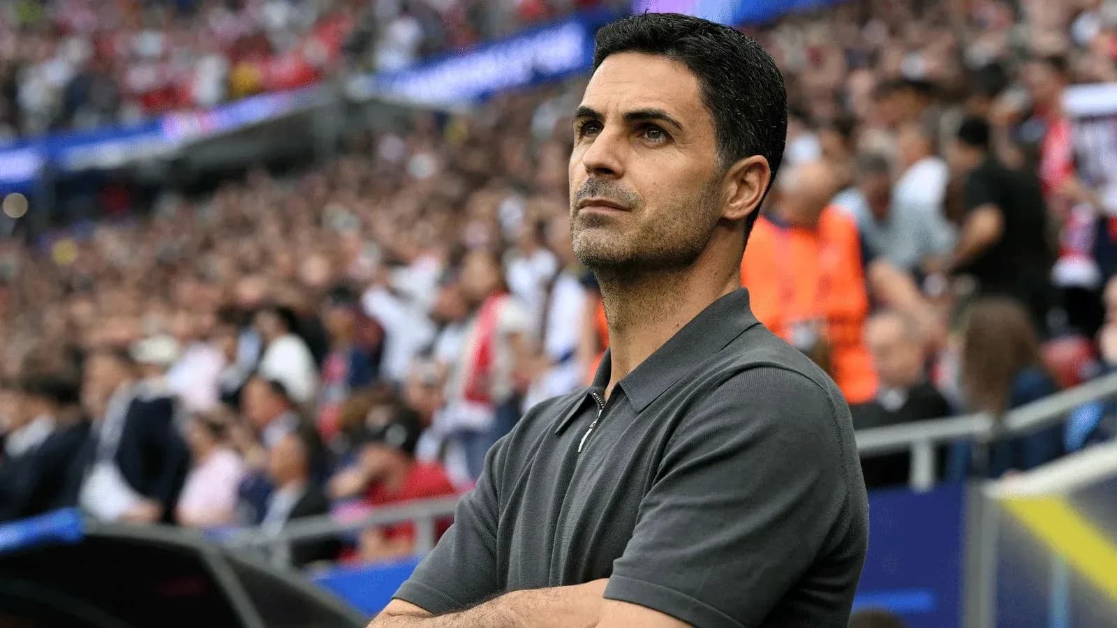 Entrenador observando el partido desde la línea lateral