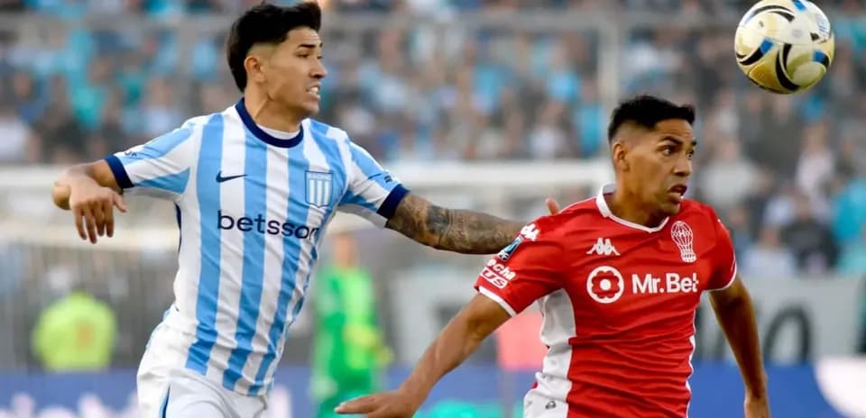 Jugadores de Huracán y Racing compitiendo por el balón