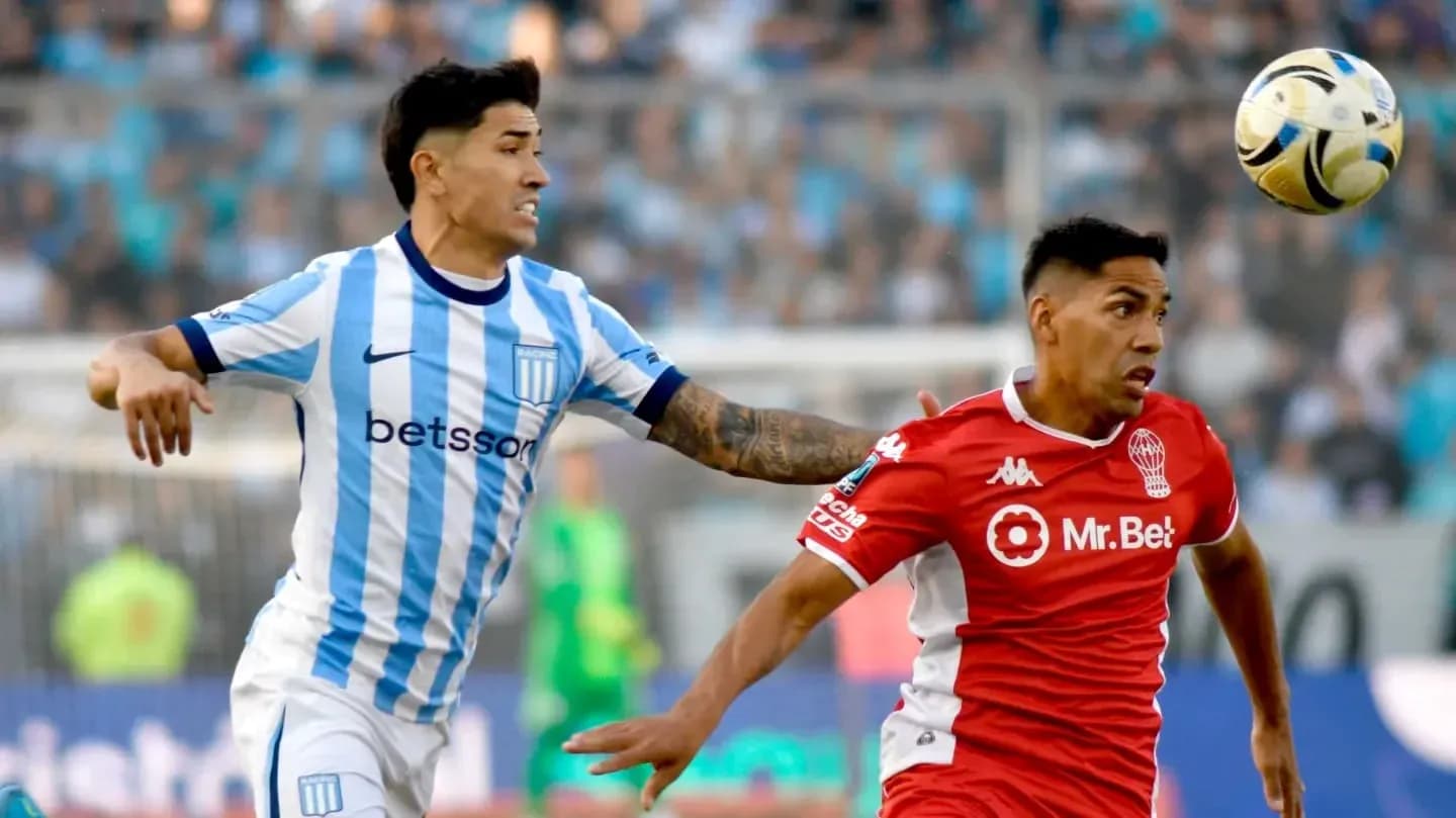Jugadores de Huracán y Racing compitiendo por el balón