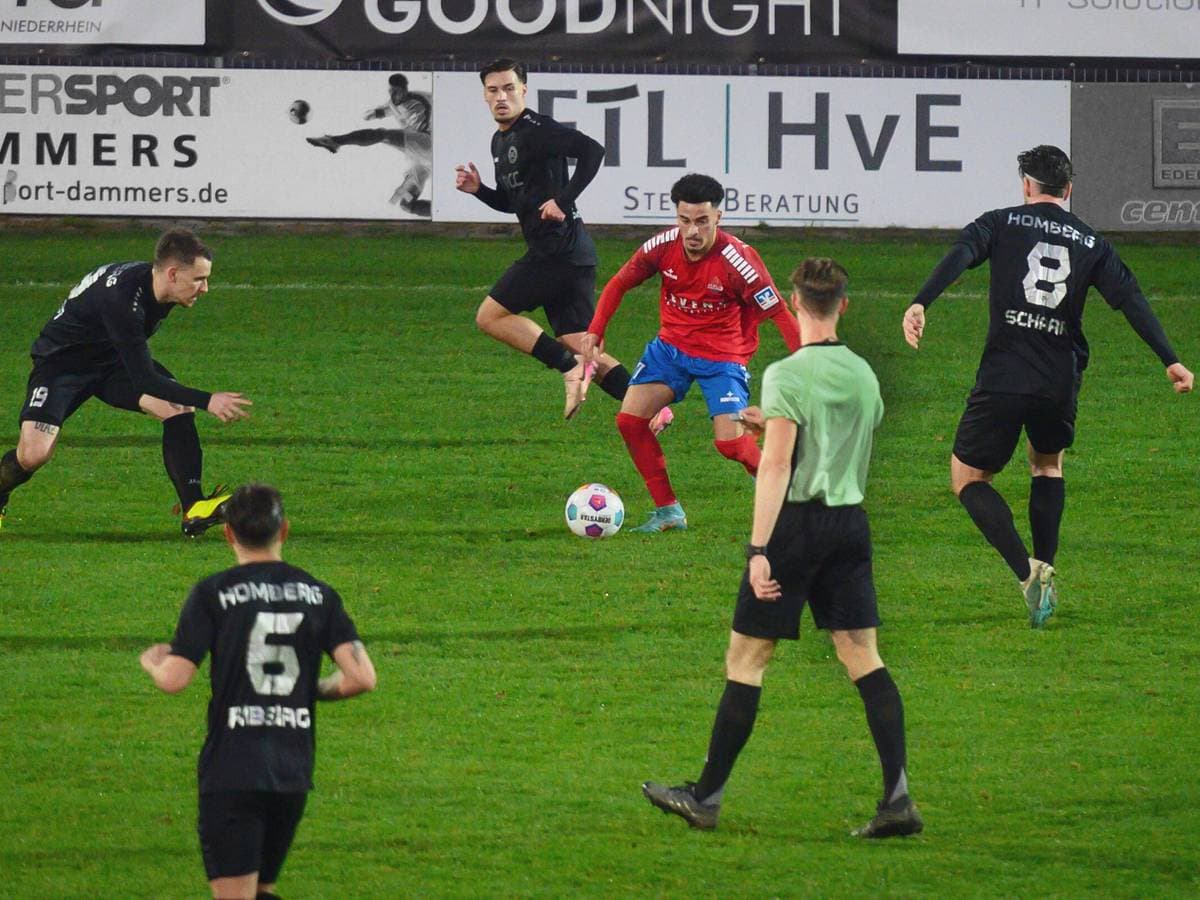 Jugadores de Homberg y Kleve en acción
