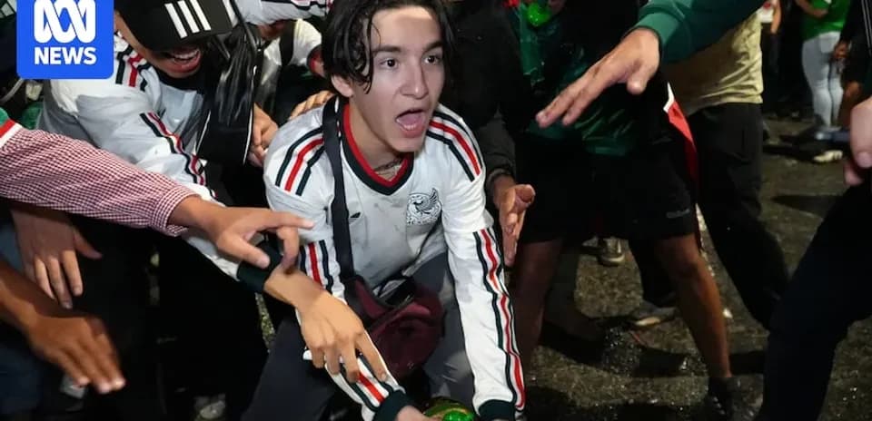 Joven con camiseta de México en celebración colectiva
