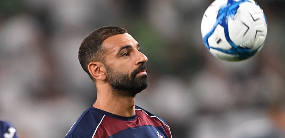 Jugador practicando con balón antes del partido