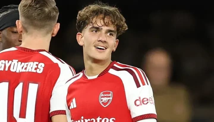 Jugador de Arsenal sonriendo en el campo