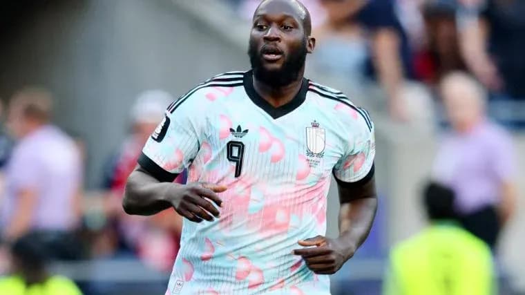 Jugador corriendo con camiseta de Bélgica durante el partido