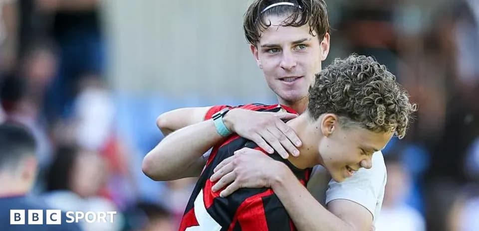 Jugadores abrazándose tras el partido de fútbol