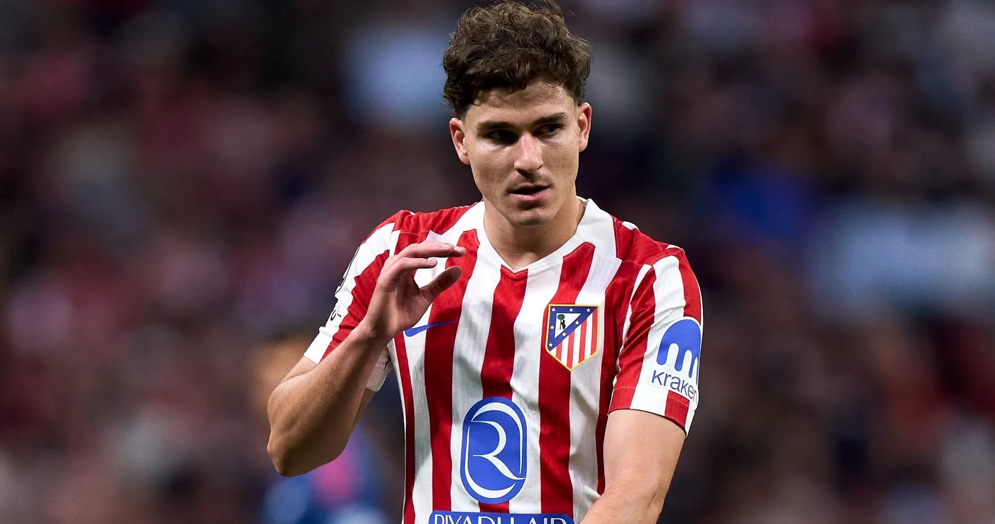 Jugador de Atlético de Madrid en acción en el campo