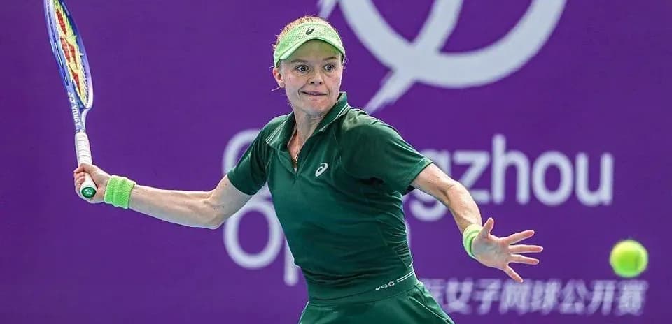 Jugadora de tenis golpeando una pelota en la cancha