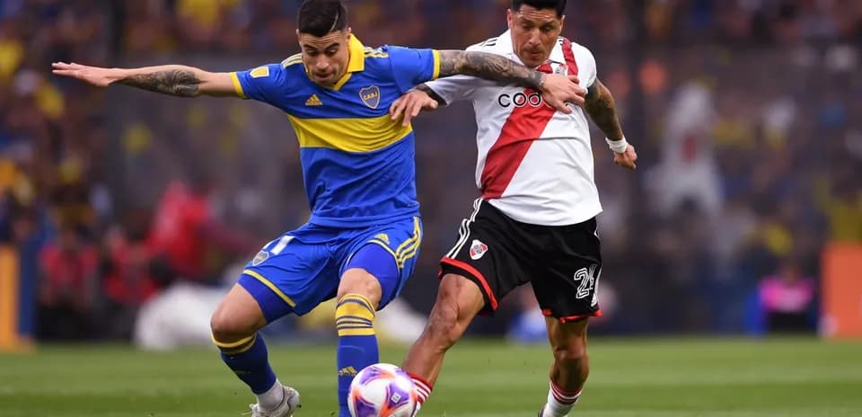 Jugadores de Boca Juniors y River Plate en acción