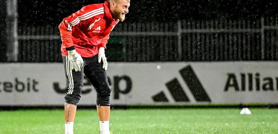 Portero entrenando bajo la lluvia en campo