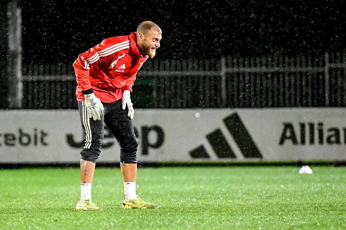 Portero entrenando bajo la lluvia en campo