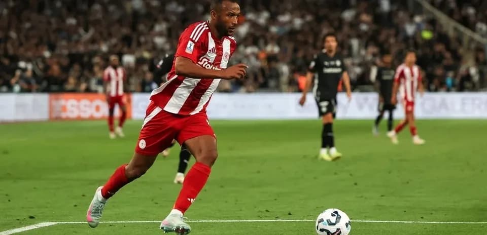 Jugador de Olympiakos Piraeus con el balón