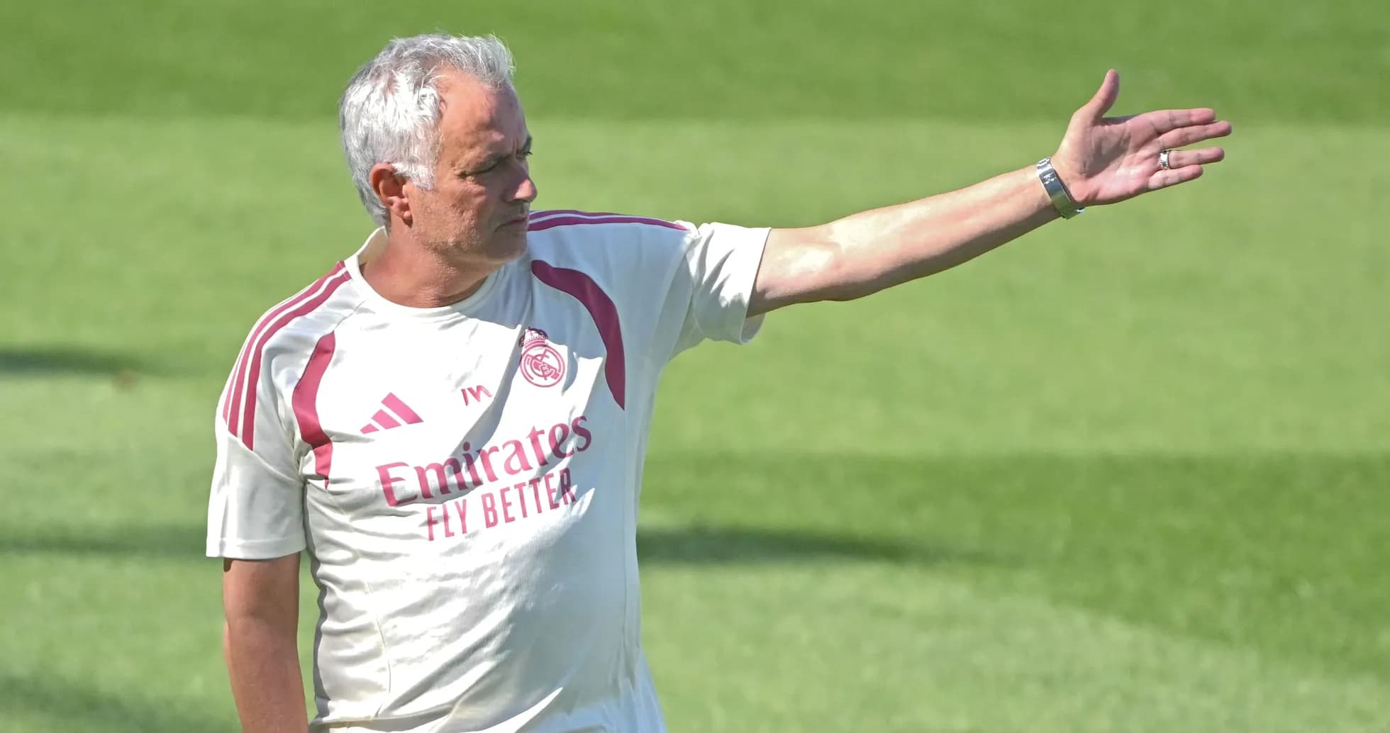 Entrenador dirigiendo en sesión de entrenamiento