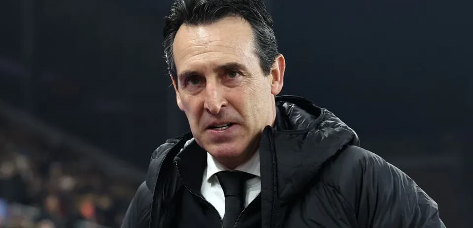 Entrenador en el banquillo durante un partido