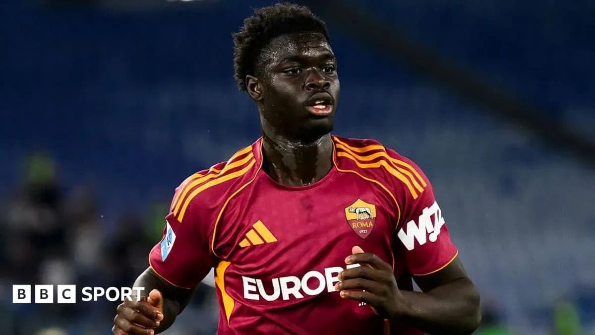 Jugador de la Roma corriendo en el campo