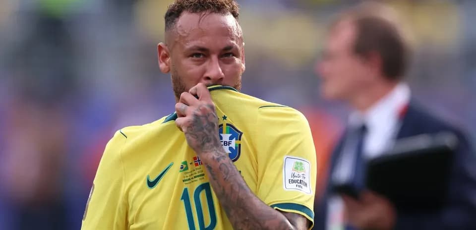 Jugador de Brasil con camiseta amarilla durante partido