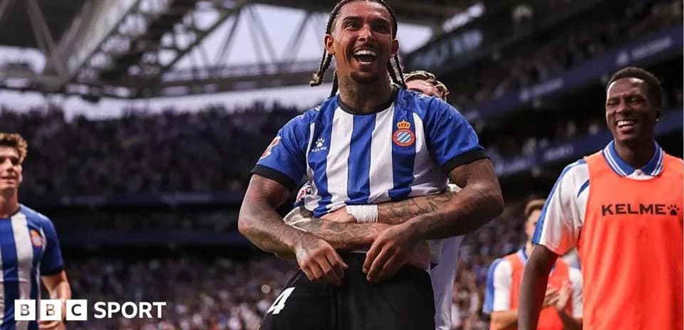 Jugador del Espanyol celebra con compañeros tras gol