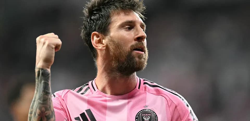 Jugador celebrando en camiseta rosa de Inter Miami