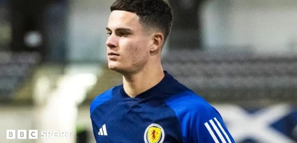 Jugador de fútbol en entrenamiento con uniforme escocés