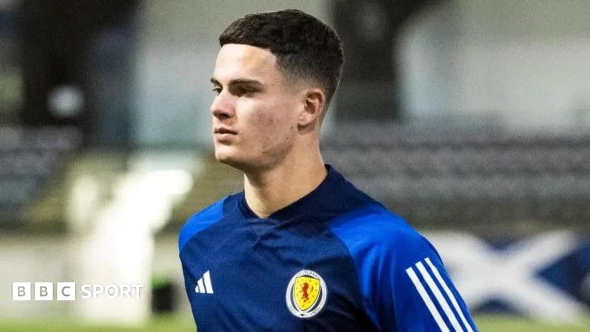 Jugador de fútbol en entrenamiento con uniforme escocés