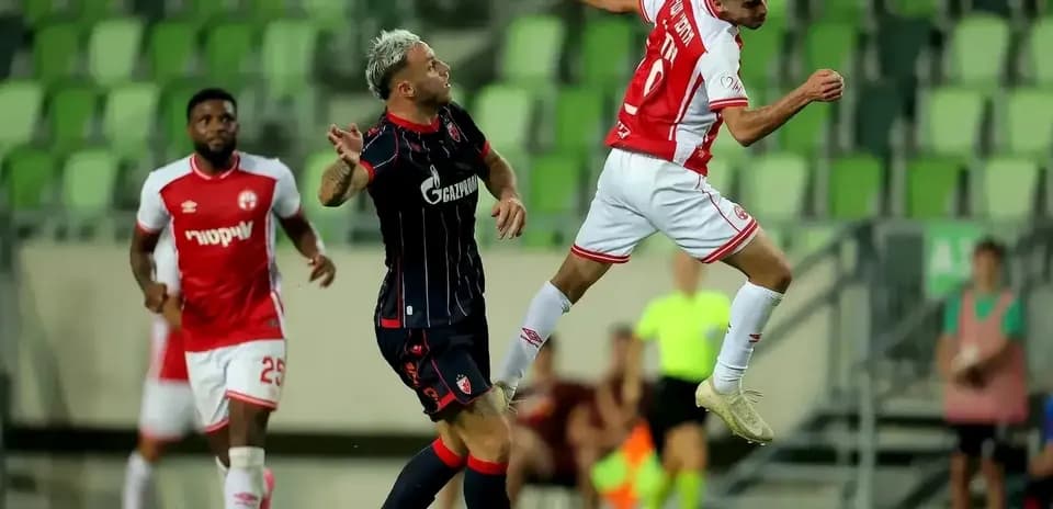 Jugador de FK Crvena Zvezda saltando durante el partido